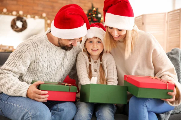 Glückliche Familie mit Weihnachtsgeschenken zu Hause — Stockfoto