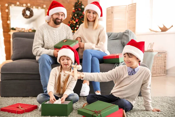 Szczęśliwa rodzina z prezentami świątecznymi w domu — Zdjęcie stockowe