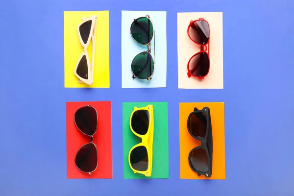 Occhiali da sole eleganti su sfondo a colori — Foto Stock