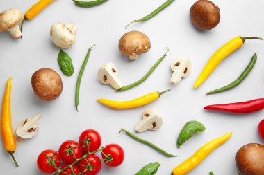 beyaz arkaplanda farklı taze sebzeler