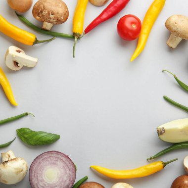 Beyaz arka planda farklı taze sebzelerden yapılmış çerçeve