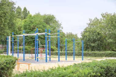 Parkta oyun alanında maymun barlar