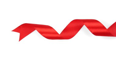 Beyaz arkaplanda kırmızı saten kurdele