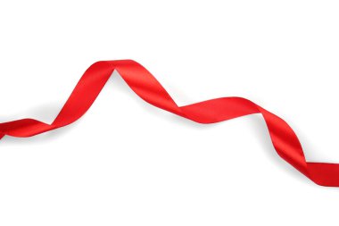 Beyaz arkaplanda kırmızı saten kurdele