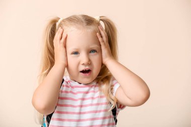 Hafif arka plan üzerinde stresli küçük kız öğrenci