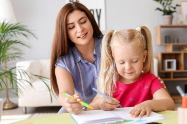 Anne evde ders yapmak için küçük kızı yardım