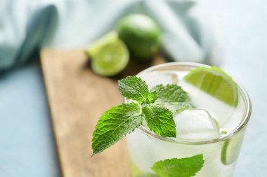 Masada bir bardak taze mojito, yakın plan.