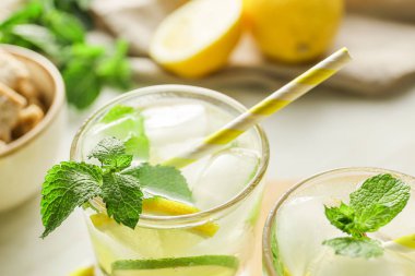 Kadeh tabloda, closeup taze mojito