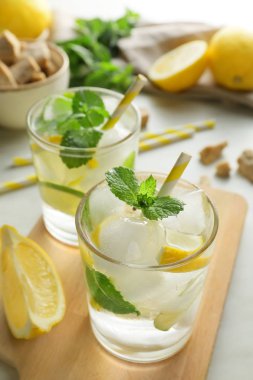 Masada bir bardak taze mojito.