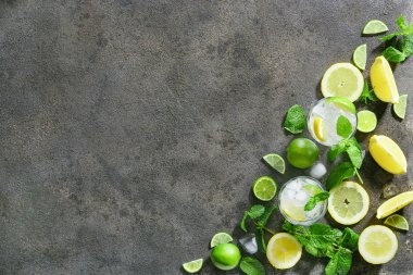 Gri arka plan üzerinde taze mojito gözlük ile Kompozisyon