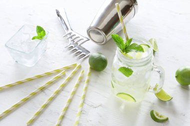 Işık tablosu üzerinde taze mojito Mason kavanoz