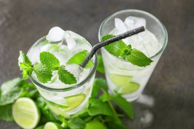 Gri masada bir bardak taze mojito.