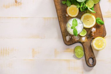 Hafif ahşap arka plan üzerinde taze mojito ile Kompozisyon