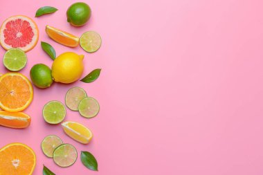 Renk arka planda farklı dilimlenmiş narenciye