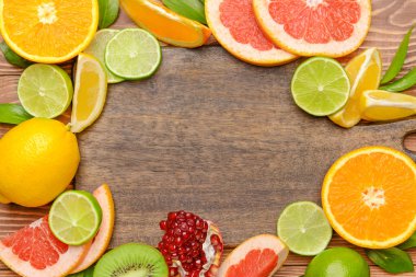 Ahşap arka planda farklı meyvelerden yapılmış çerçeve