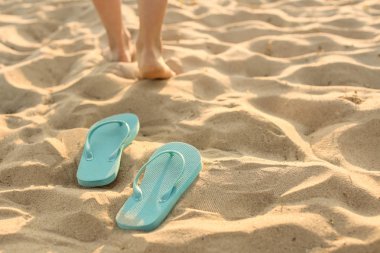 Tatil beldesinde kum plajda flip-flop