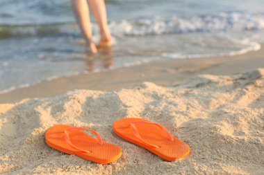 Tatil beldesinde kum plajda flip-flop