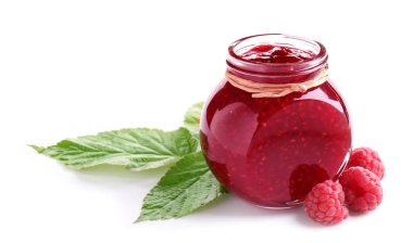 Beyaz arka planda lezzetli ahududu reçel kavanozu