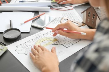 Ofiste bina projesi üzerinde çalışan mimar