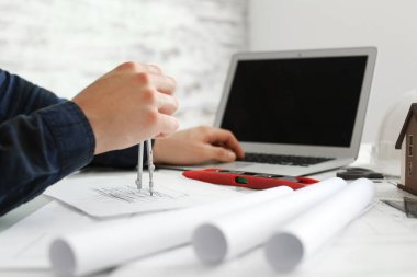 Ofiste bina projesi üzerinde çalışan mimar