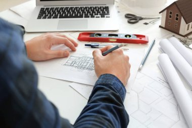 Ofiste bina projesi üzerinde çalışan mimar