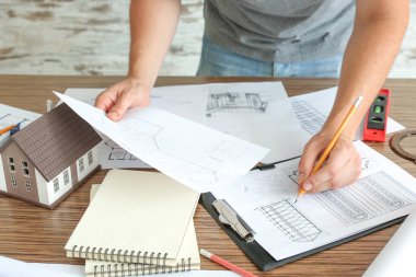 Ofiste bina projesi üzerinde çalışan mimar