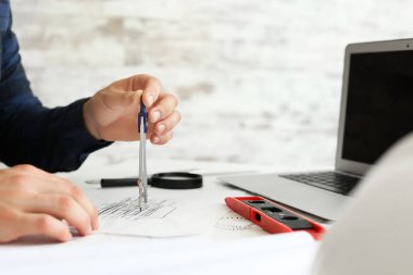 Ofiste bina projesi üzerinde çalışan mimar