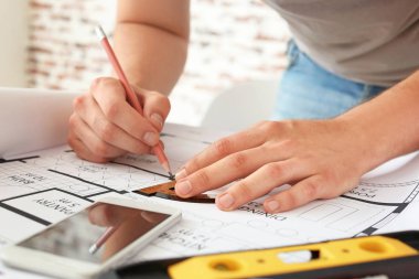 Ofiste bina projesi üzerinde çalışan mimar, closeup