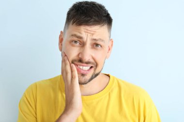 Renk arka plana karşı diş ağrısı muzdarip Adam