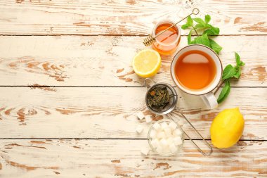 Ahşap masa üzerinde sıcak çay ile kompozisyon