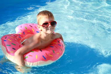 Şişme halka havuzda yüzme ile şirin küçük çocuk