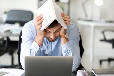 Ofiste masada stresli adam