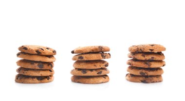 Beyaz arka planda çikolata parçacıkları ile yığılmış kurabiye