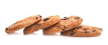 Beyaz arka planda çikolata parçalı lezzetli kurabiyeler