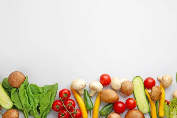 Diferentes verduras frescas sobre fondo blanco — Foto de Stock