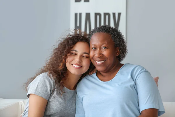 Πορτραίτο της Αφροαμερικανικής γυναίκας με την κόρη της στο σπίτι — Φωτογραφία Αρχείου