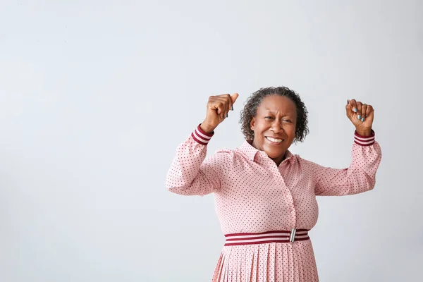 Portret van dansen Afro-Amerikaanse vrouw op lichte achtergrond — Stockfoto