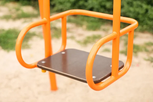 Swing en el parque infantil en el parque — Foto de Stock