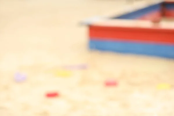 Vista borrosa en arenero con juguetes al aire libre —  Fotos de Stock