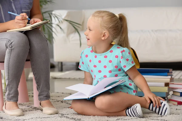 Psychologist working with little girl in her office — Stock Photo, Image