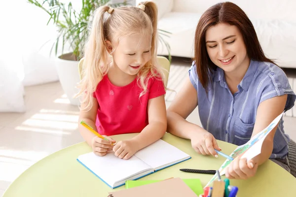 Madre aiutare la sua piccola figlia a disegnare a casa — Foto Stock