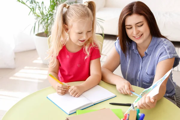 Madre ayudando a su hijita a dibujar en casa — Foto de Stock