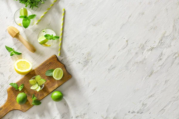 Composition with fresh mojito and ingredients on table — Stock Photo, Image