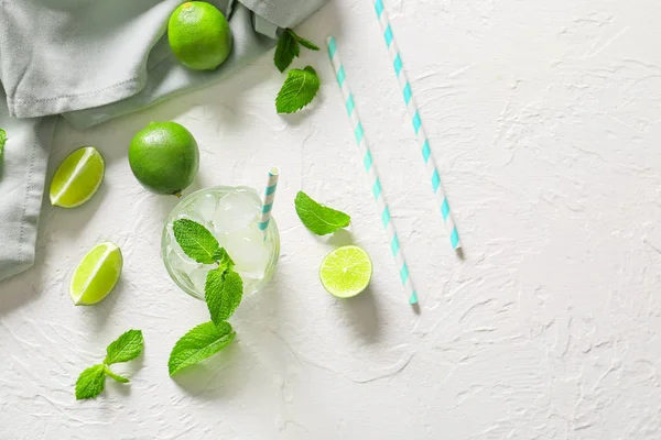 Compositie met verse Mojito op witte tafel — Stockfoto