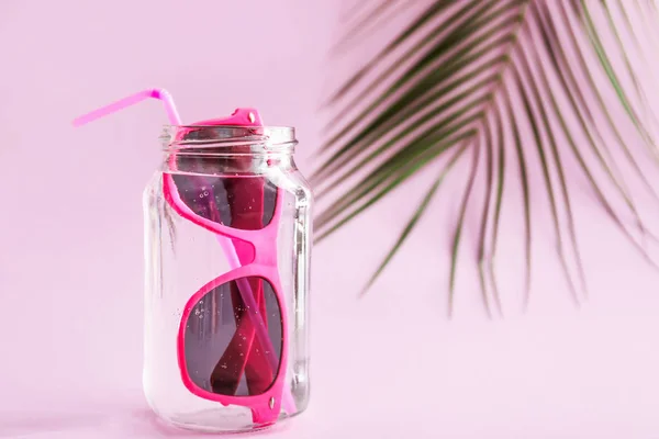 Snygga solglasögon med cocktail i glas på färg bakgrund — Stockfoto