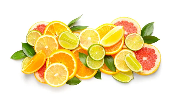 Olika skivade citrusfrukter på vit bakgrund — Stockfoto