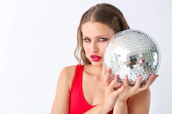 Divatos fiatal nő disco labdát, fehér alapon — Stock Fotó