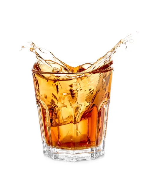 Splash van whisky in glas op witte achtergrond — Stockfoto