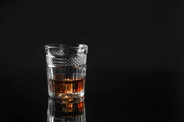 Vaso de whisky sobre fondo oscuro —  Fotos de Stock