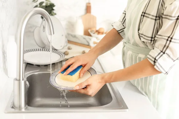Mulher lavar pratos na pia da cozinha — Fotografia de Stock